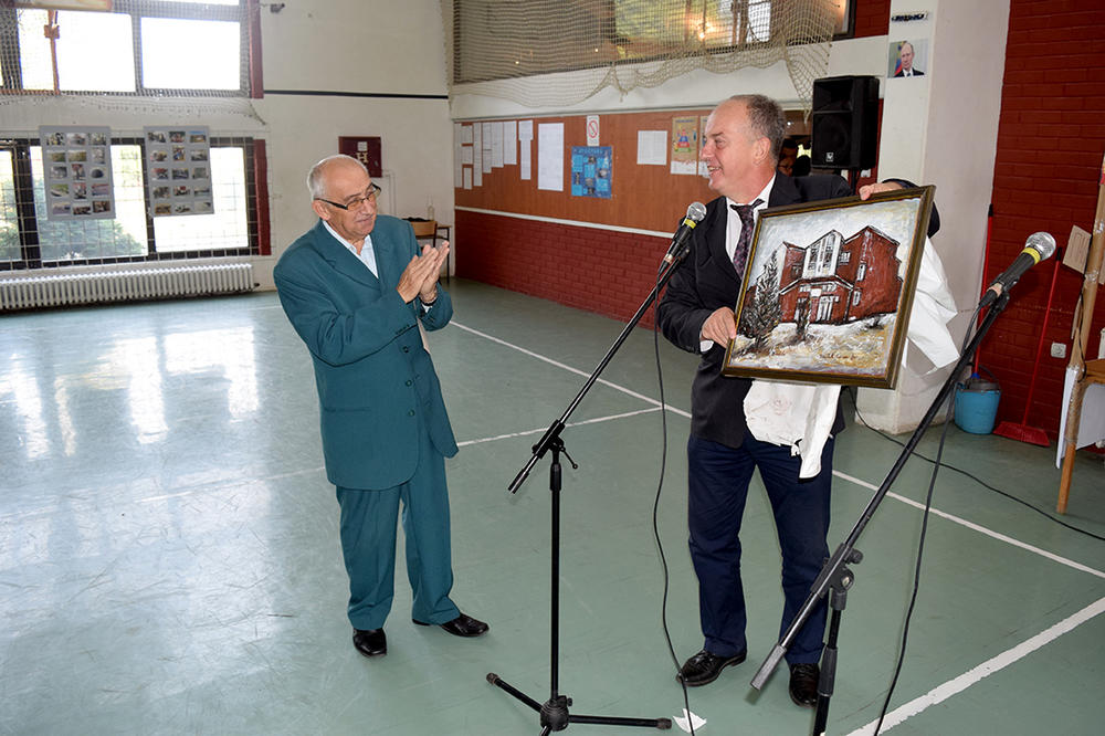 DIREKTOR ŠKOLE U BARAJEVU NIJE NI ZNAO DA JE SMENJEN! Poriče da je hteo da sakrije NASILJE MEĐU VRŠNJAKINJAMA