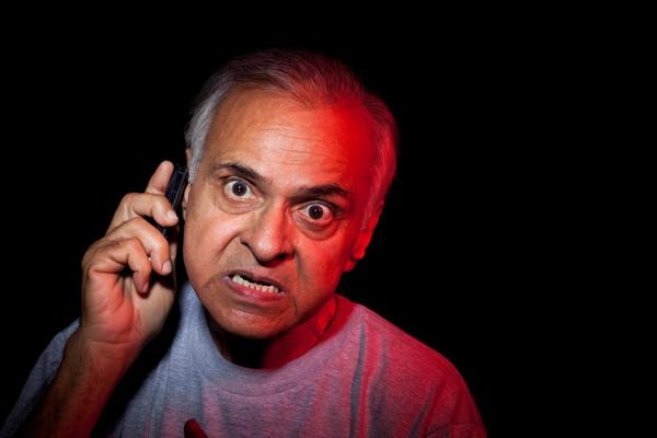 Srbin pokušao da smuva tviterašicu, a onda se u razgovor uključila njegova žena! ISKASAPIĆU TE, ĆELAVA MAJMUNČINO!