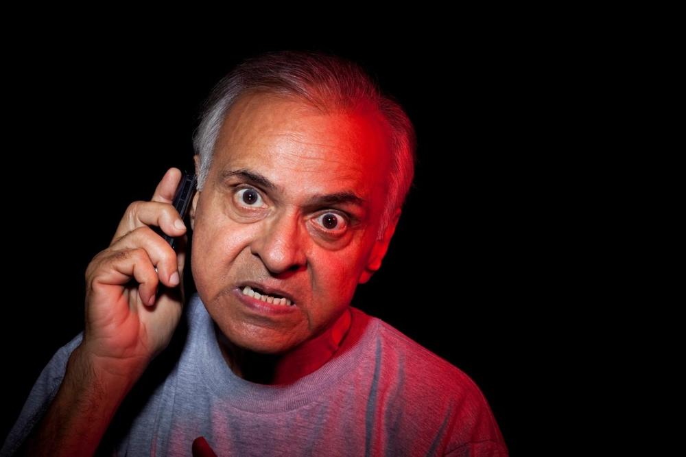 Srbin pokušao da smuva tviterašicu, a onda se u razgovor uključila njegova žena! ISKASAPIĆU TE, ĆELAVA MAJMUNČINO!