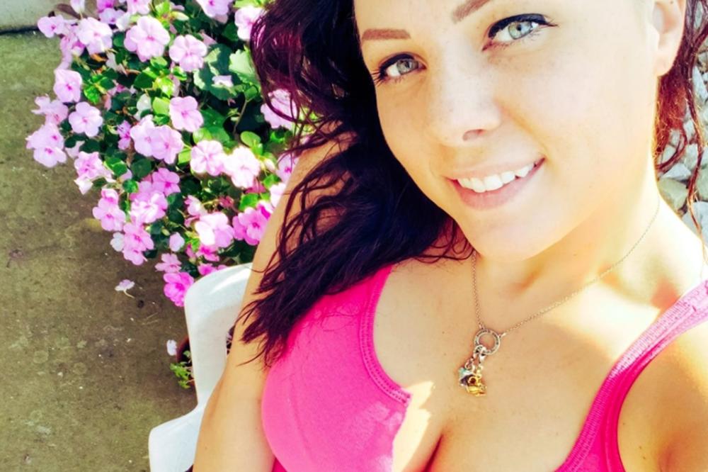 PIJANA VOZILA DECU, PA POLICAJCIMA POKAZIVALA GRUDI! Ova žena je bila spremna na sve da je ne uhapse (FOTO)