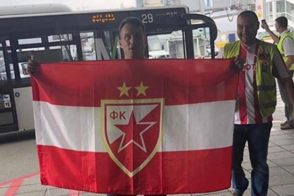 HIT MOMENAT NA SLETANJU IGRAČA ZVEZDE U NEMAČKU: Umesto običnih radnika, dočekali ih momci u crveno-beloj opremi!