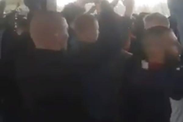 NAVIJAČI VEĆ DIVLJAJU PO ULICAMA: Zaustavili saobraćaj u metrou i palili baklje, reagovala je i policija!
