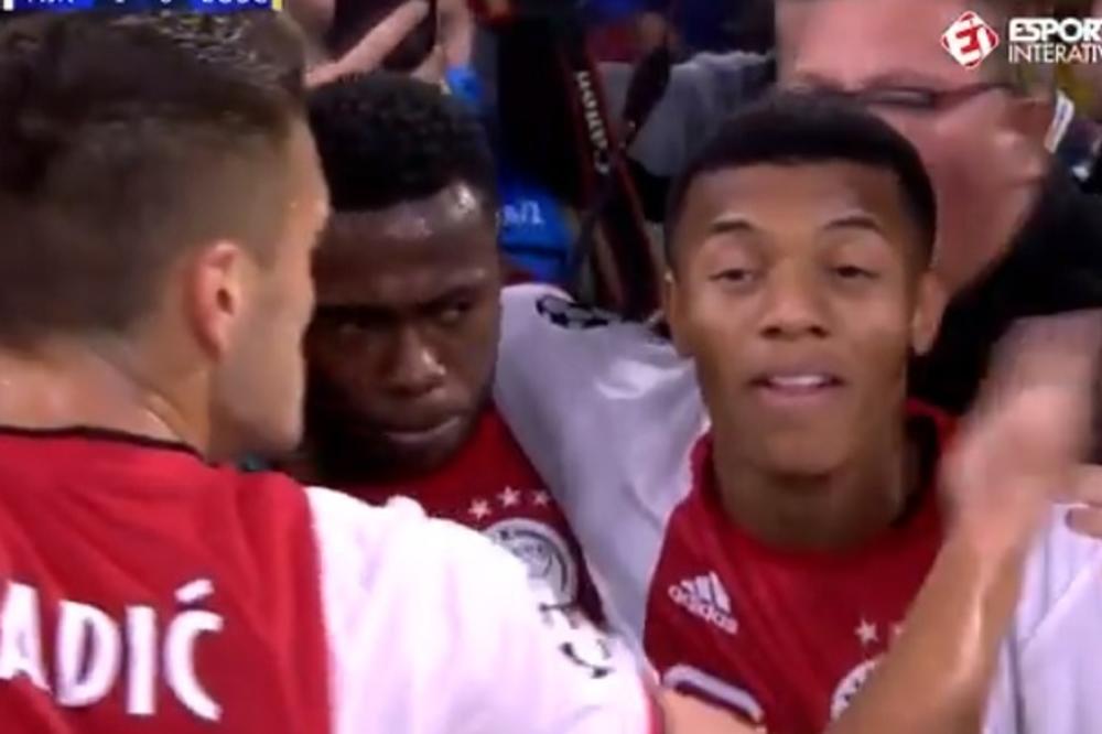 SLIKA IZ AMSTERDAMA KOJA JE OBIŠLA EVROPU: Tadić ošamario mladog saigrača posle vodećeg gola Ajaksa!