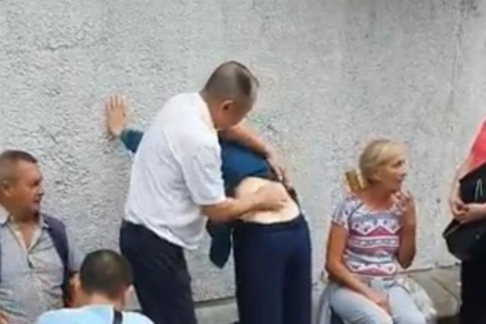 LJUDI, PAZITE SE! Misteriozni KINEZ nadrilekar ORDINIRA PO PIJACAMA, čeka se u REDOVIMA na izlečenje