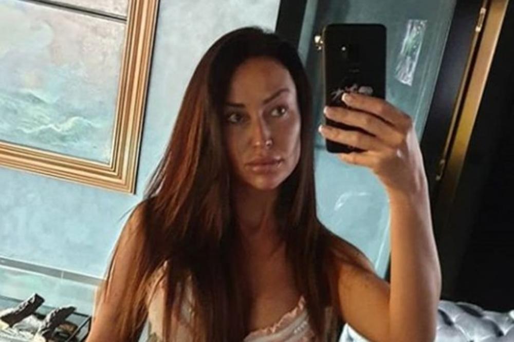 KAĆA ŽIVKOVIĆ OPLELA PO DEVOJKAMA: Budite PROSTITUTKE ali silikoni i LV nisu EGZISTENCIJA! Isprskajte se ASEPSOLOM