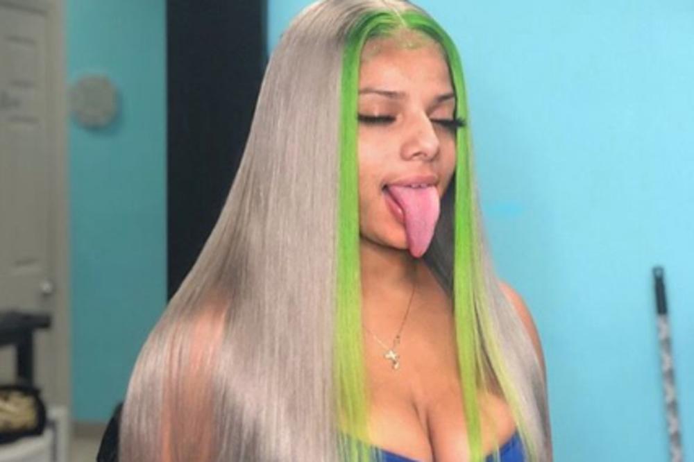 OVA ŽENA SE PROSLAVILA JER JOJ JE JEZIK DUG 16 CENTIMETARA: Od njega i ZARAĐUJE, radi nešto malo čudno (FOTO)