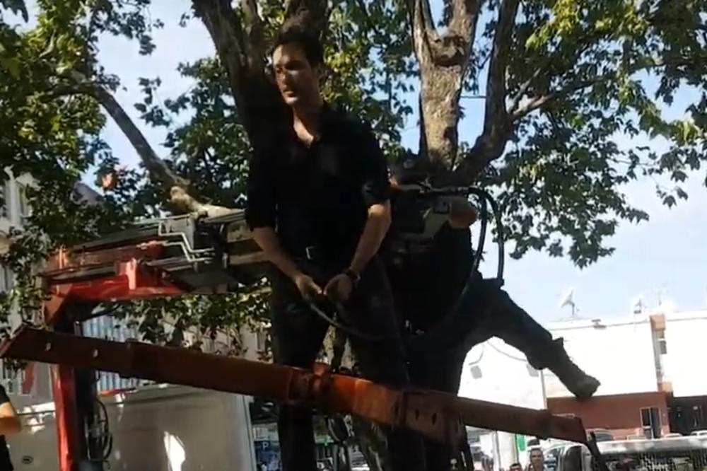 POLICIJA NOĆAS DOŠLA PO MARKA MILAČIĆA! 10 policajaca i interventna upali u porodičnu KUĆU