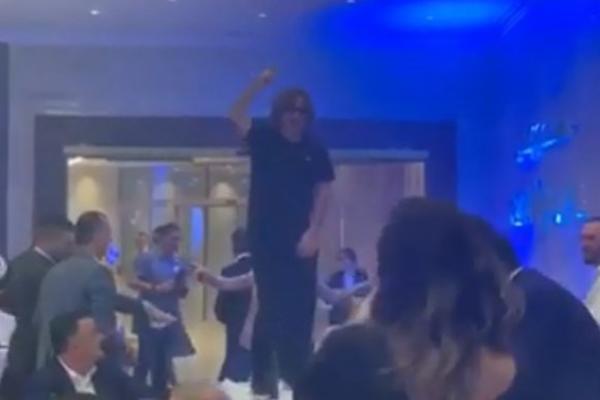 ŽELJKO MITROVIĆ SE POPEO NA STO PA NAPRAVIO HAOS NA OTVARANJU HOTELA! Čim su otišli zvaničnici, STIGLI NARODNJACI