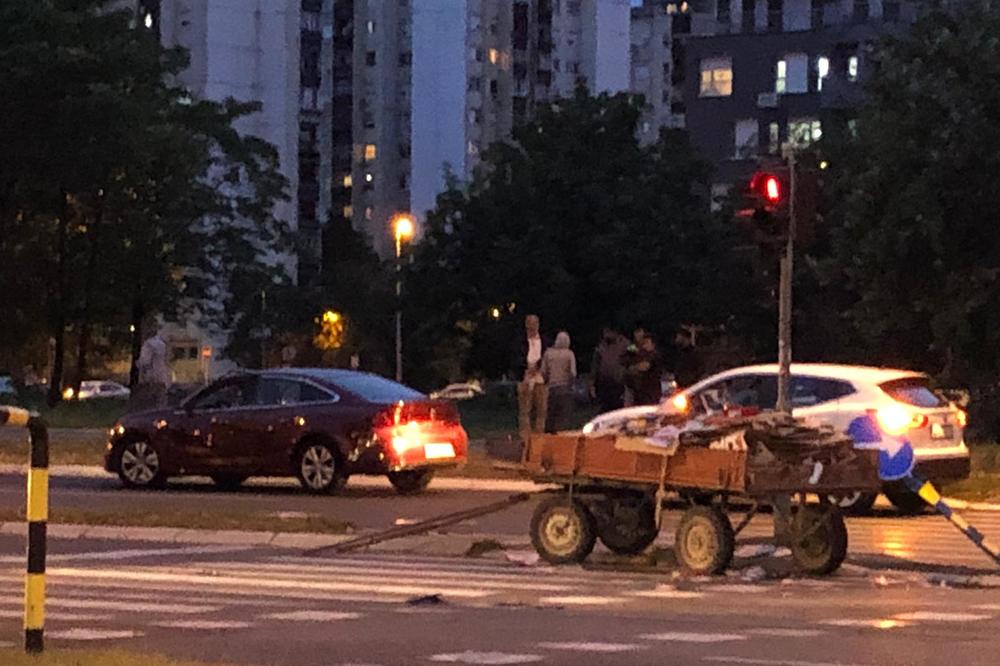 SLIKE STRAVIČNE NESREĆE NA NOVOM BEOGRADU: Automobil udario u muškarca na konju, JEZIV PRIZOR! (FOTO)