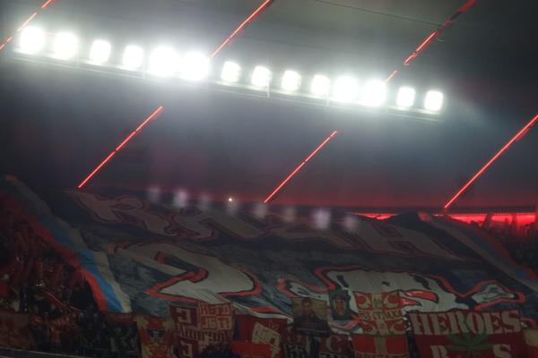 DELIJE ZASENILE NAVIJAČE BAJERNA: Moćna koreografija lepim povodom - tresla sa Alijanc arena od pesme Srba!
