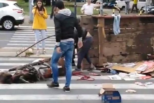 KONJ JE UDARIO U AUTO I PAO, LJUDI SU TRČALI DA MU UKAŽU POMOĆ! Jezive scene na BEOGRADSKIM ULICAMA (VIDEO)