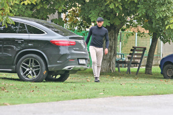 USNIMLJEN KAKO U KASNIM STIŽE NA ADRESU: Evo gde živi Duško Tošić nakon skandala sa Jelenom! NIŠTA ZA SAKRITI!
