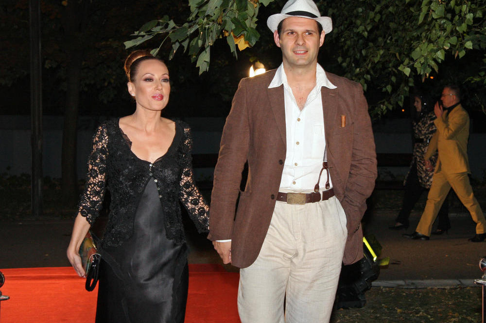 KUBURA JE PRVI VARAO ŽENU SA 18 GODINA MLAĐOM: Pogledajte kako danas izgleda LJUBAVNICA koja je umalo uništila BRAK