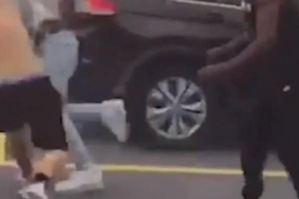 ISPRED ŠKOLE IZBOLI MLADIĆA, PREMINUO JE: Scenu gledalo 50 TINEJDŽERA, umesto da pomognu oni sve SNIMALI (VIDEO)