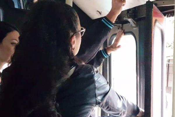 KAD NEĆE MILOM, TI PROBAJ SILOM! Putnici pobesneli kad se AUTOBUS POKVARIO, pogledajte samo OVU SCENU (FOTO)