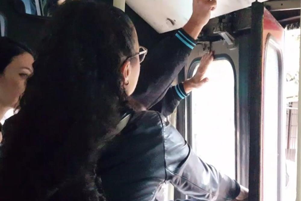 KAD NEĆE MILOM, TI PROBAJ SILOM! Putnici pobesneli kad se AUTOBUS POKVARIO, pogledajte samo OVU SCENU (FOTO)