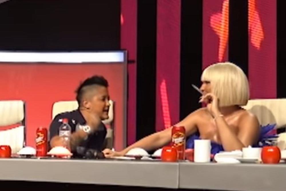 MARIJA NAPALA KARLEUŠU, PA POPOVIĆ MORAO DA REAGUJE: Kokoško, ON ti DIRKA SI*ICU!