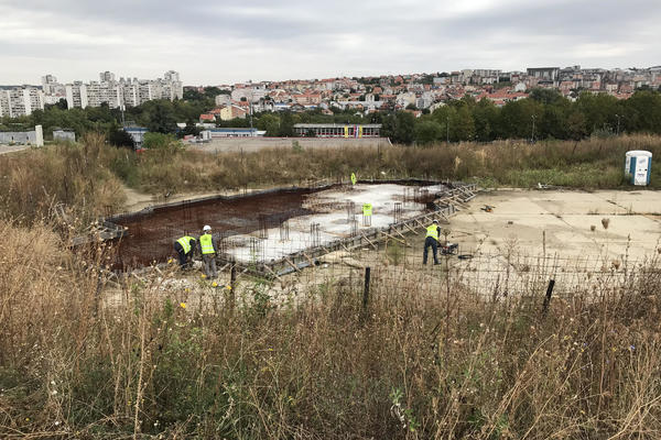 SPC OPET NE ODUSTAJE OD STEPE! Meštani ovog naselja besni, radnici opet GRADE, imaju obezbeđenje i PRETE POLICIJOM