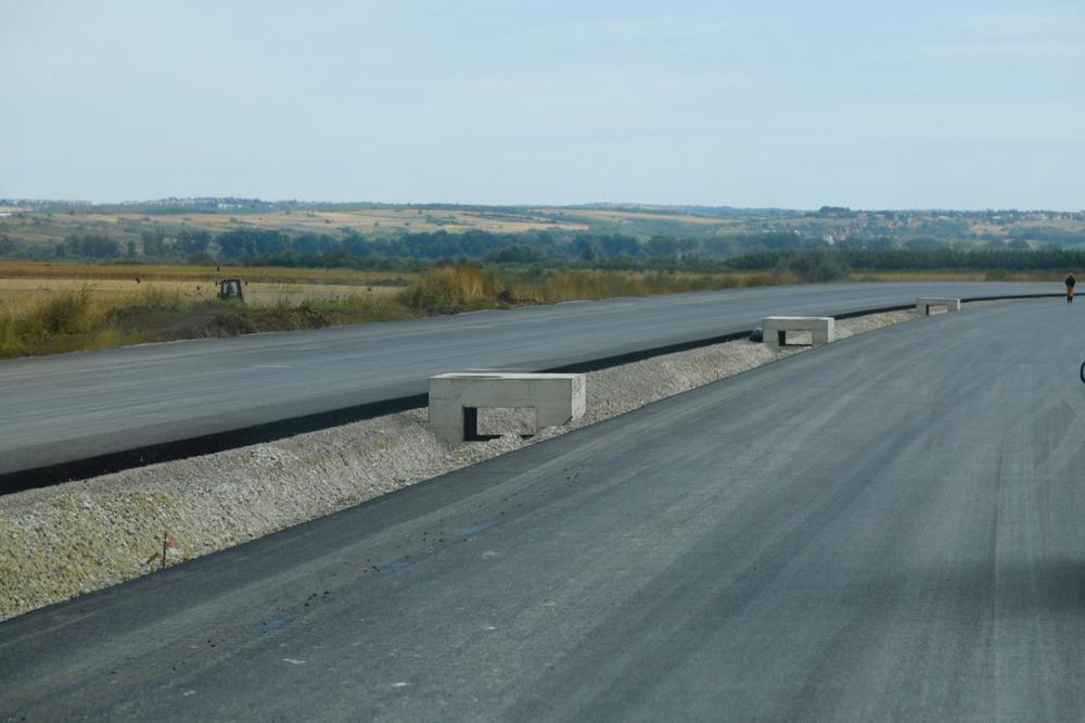 VIŠESTRUKI UDES NA AUTOPUTU: Udar odbacio vozila, učesnici međusobno ukazuju prvu pomoć