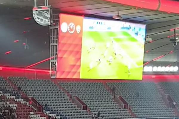 NEMAČKA PROVOKACIJA NA ALIJANC ARENI POSLE MEČA: Ono što je pušteno na video bimu, Delijama se nikako nije dopalo!