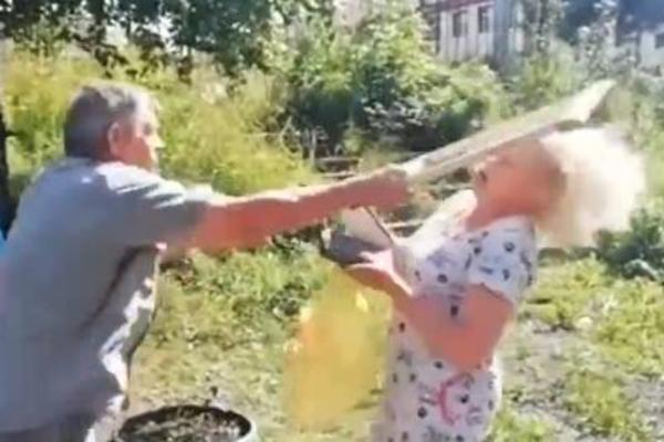 ŠTAKOM JE RASPALIO DIREKTNO PO GLAVI: Stravičan snimak muža koji udara ženu USRED BELA DANA! (VIDEO)