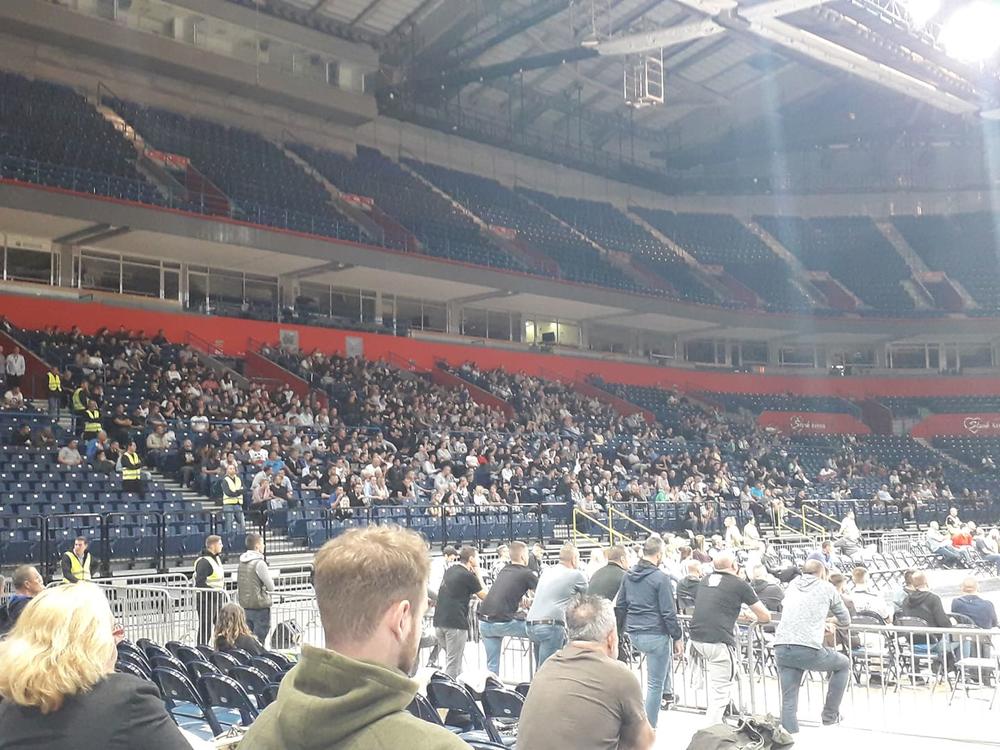 Uočljivo je da na tribinama nema organizovanog navijanja