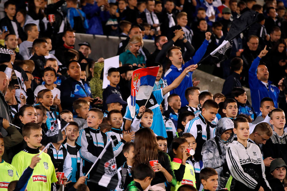 HOLANĐANI OSTALI BEZ TEKSTA KAD SU VIDELI DECU: Ljudi iz AZ Alkmara nisu mogli da se načude klincima na tribinama!