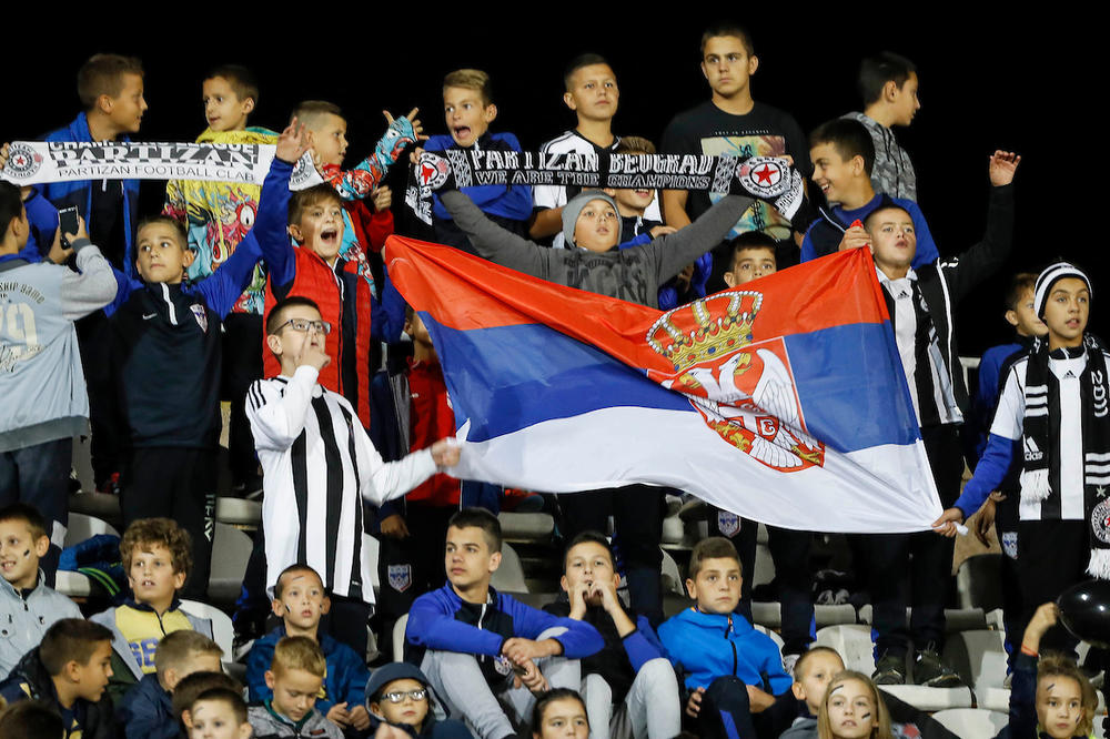 SLIKE ZBOG KOJIH ĆE SE NAJEŽITI SVAKI GROBAR: Deca naoružana šalovima i zastavama Srbije i Partizana bude ponos!