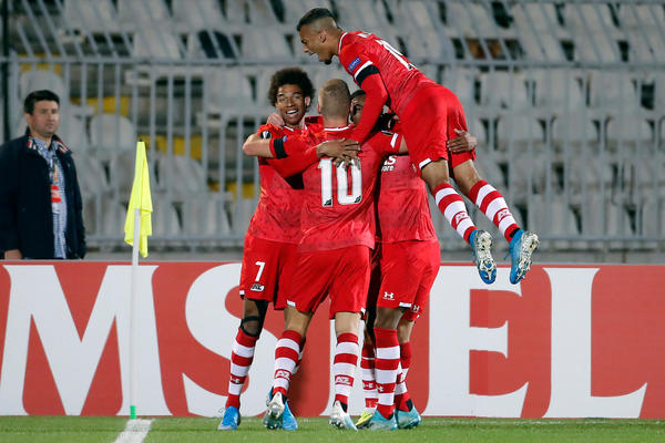 DA LI JE OVO NORMALNO?! AZ ima 13 zaraženih pred Napoli, a meč se igra!