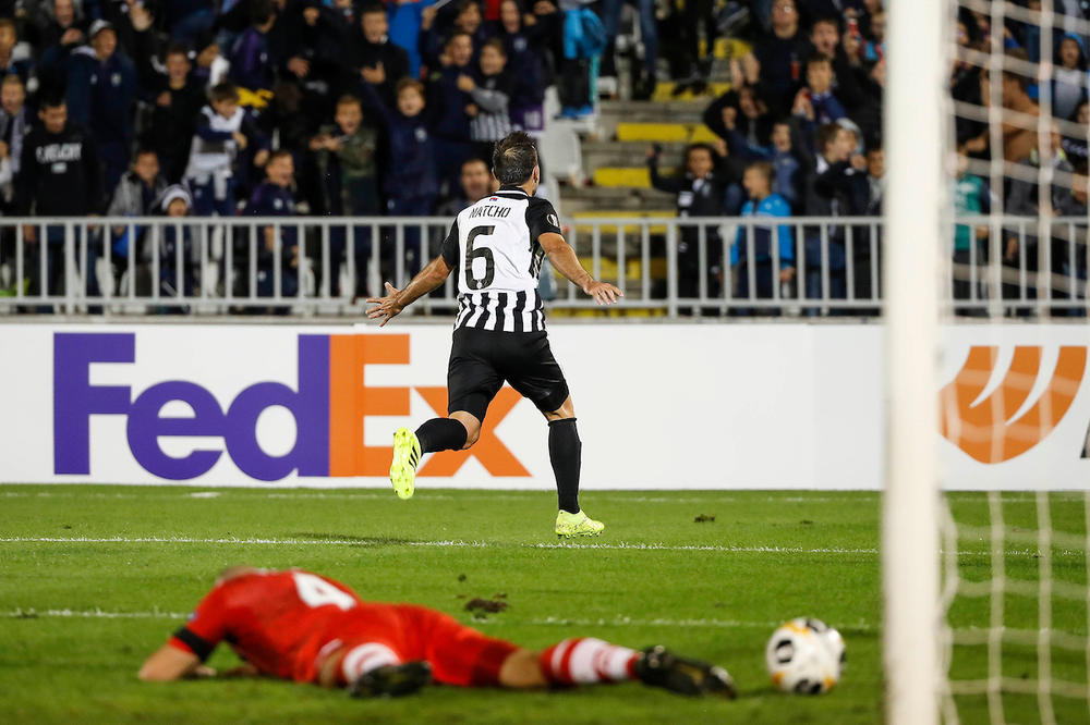 FUDBALSKA INTELIGENCIJA NA DELU: Majstorija Bibrasa Natha za ekstazu mališana na stadionu Partizana!