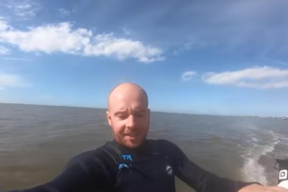 SNIMAO SEBE, PA SLUČAJNO UHVATIO NEŠTO VANZEMALJSKO! Dobro pogledajte u NEBO iza njega (VIDEO)