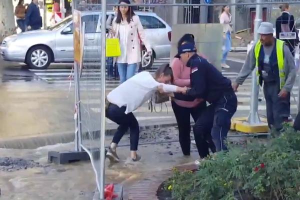 POLICAJAC HEROJ! PRITRČAO JE DO DEVOJKE I SPASIO JE OD VODENE BUJICE! O ovoj sceni priča ceo Beograd (VIDEO)