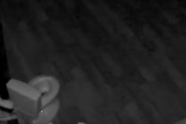 PRONAŠAO JE IZMET U SOBI SVOG MALOG DETETA: Postavio KAMERU da otkrije ko je to uradio, ovo nije očekivao (VIDEO)