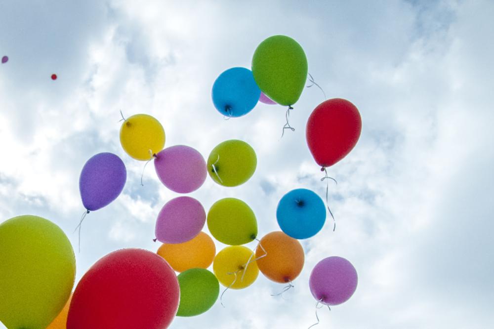 DEČAK IZ ŠAPCA PUSTIO BALON, A ON STIGAO DO CRNE GORE: Ivan nije mogao da veruje kakvu poruku i odakle je dobio!