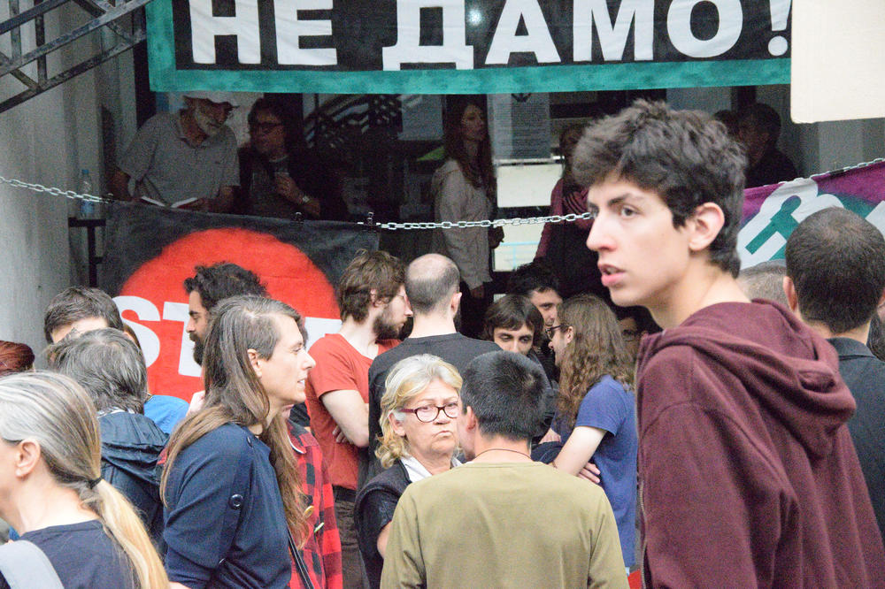 KOMESARIJAT PO TREĆI PUT IZBACUJE IZBEGLICE?Samohranoj majci nudili kuću bez struje, invalidu neadaptiranu kasarnu