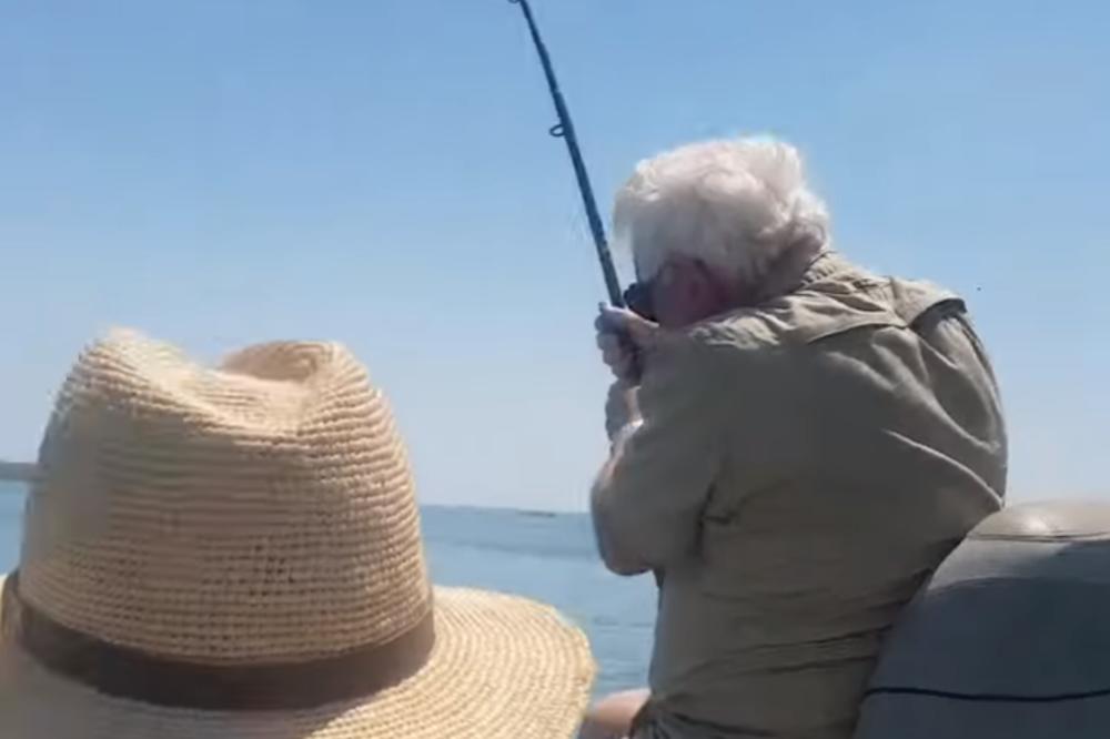 RIBOLOVAC OSETIO DA MU NEŠTO VELIKO VUČE UDICU: Kada je izvukao ulov iz vode, svi su počeli da VRIŠTE (VIDEO)