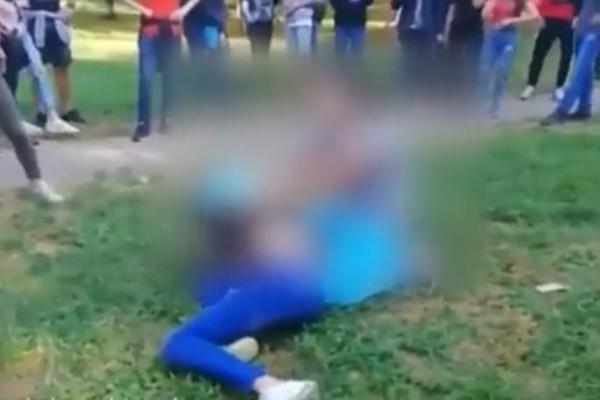 DEČAK (16) PRETUKAO DVA UČENIKA ŠESTOG RAZREDA: Deci lica natečena od udaraca, horor scena u Srbiji!