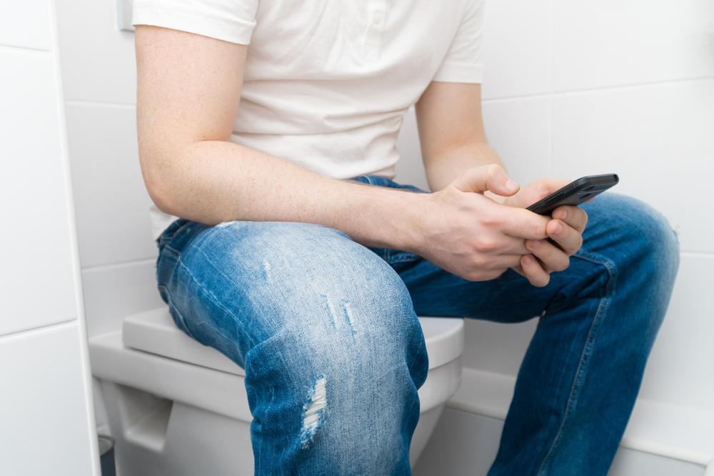 DOK SEDITE NA WC ŠOLJI ČAČKATE PO TELEFONU: To nikako ne radite, možete ozbiljno oboleti!