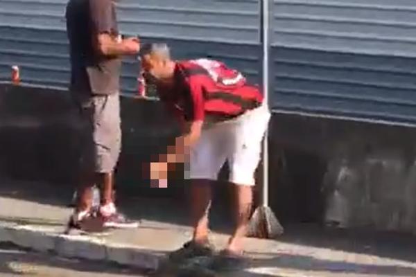 EKSPLOZIJA BAKLJE MU RAZNELA ŠAKU: Užas za navijača u Brazilu! (UZNEMIRUJUĆ SNIMAK)