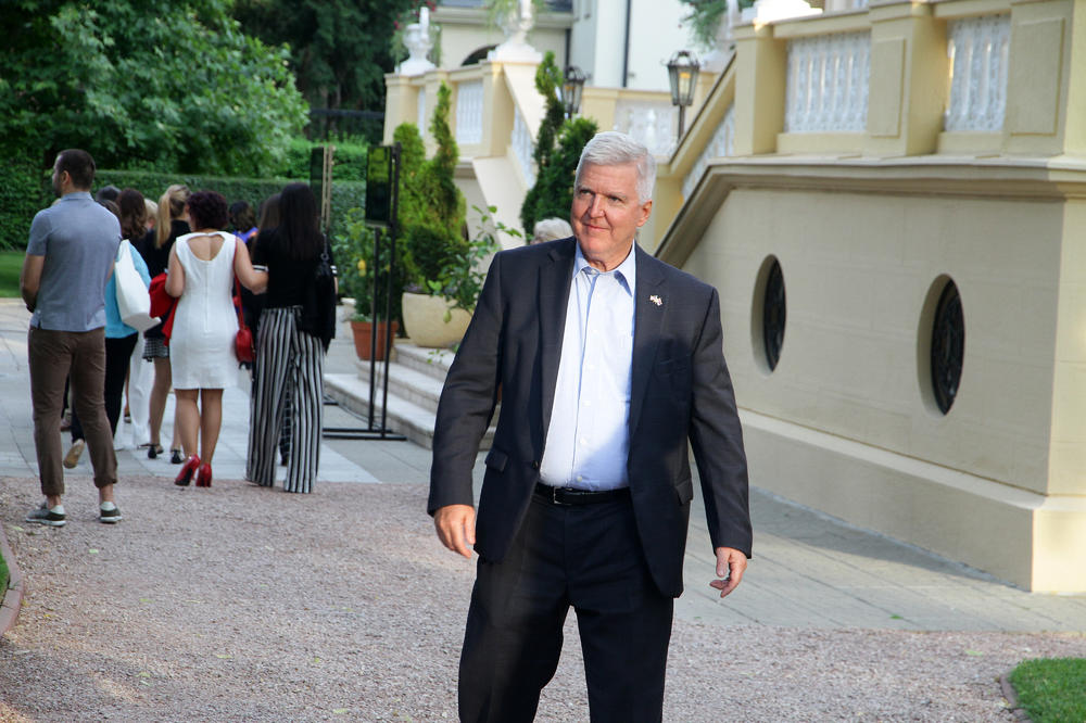 SEĆATE SE AMERIČKOG VODITELJA KOJI JE PLJUVAO PO SRBIJI? E pa, sad je s njim ozbiljno zaratio Kajl Skot