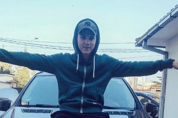 JOŠ JEDAN SIN POZNATIH RODITELJA U RIJALITIJU: Njegove ODLIKE su DOBAR PROVOD I SKUPA KOLA