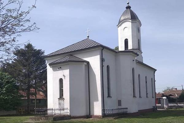 ZABRANILI VERNICIMA DA PALE SVEĆE KUPLJENE VAN CRKVE! Skandal u Aleksandrovcu