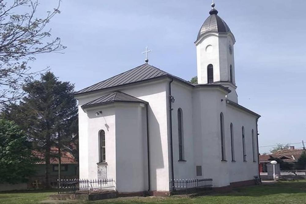 ZABRANILI VERNICIMA DA PALE SVEĆE KUPLJENE VAN CRKVE! Skandal u Aleksandrovcu