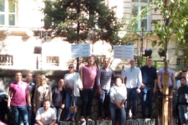 VESIĆU, TI SI SLEDEĆI! Okupila se ekipa ispred zgrade zamenika gradonačelnika, pozivaju ga da izađe!