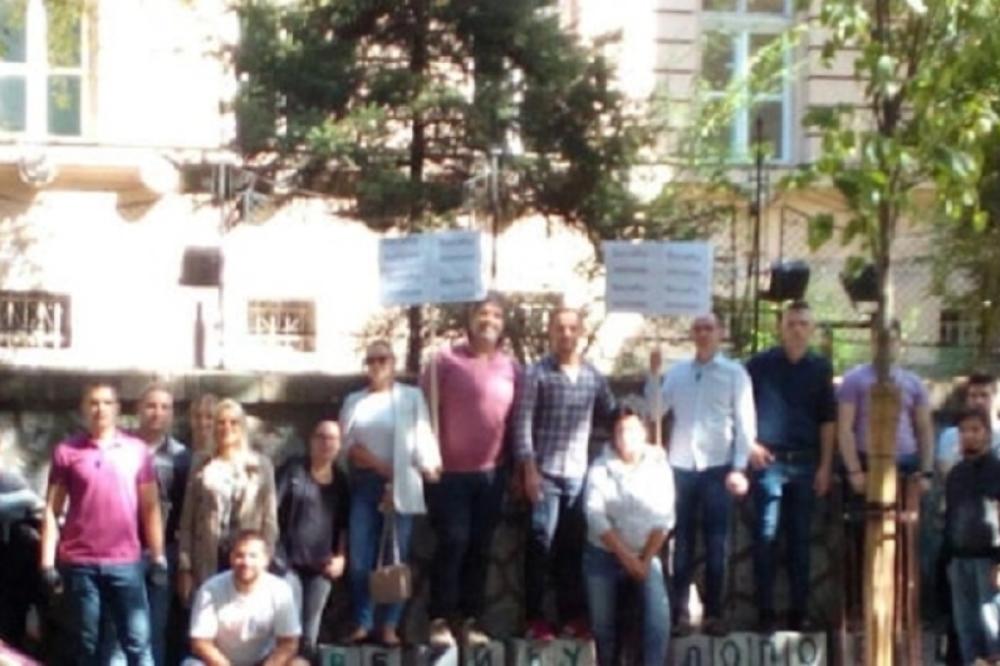 VESIĆU, TI SI SLEDEĆI! Okupila se ekipa ispred zgrade zamenika gradonačelnika, pozivaju ga da izađe!