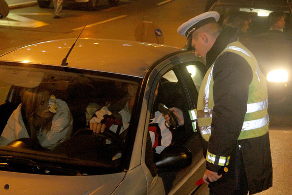 PIJAN BEŽAO OD POLICIJE U KRAGUJEVCU: Vozio sa 2,89 promila