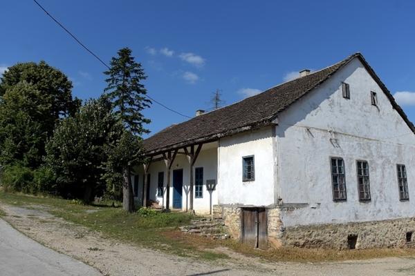 DOŠAO JE KOD DRAŽE I PREDLOŽIO DA UBIJU TITA! U ovoj kafani su se usred rata sastali čiča i maršal!