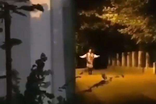 HOROR SCENE NA ZVEZDARI: Usred noći žena u narodnoj nošnji igra kolo, pa vadi nož i preti ljudima! (VIDEO)