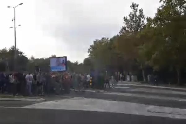 DELIJE UDARILE NA GROBARE ISPRED STADIONA: Korteo navijača Zvezde stigao u Humsku!