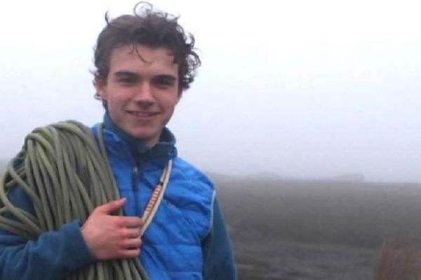 MLADIĆ PAO MRTAV USRED RESTORANA: Naručio je uobičajeno jelo, a jedan NEOČEKIVAN SASTOJAK ga je ubio!